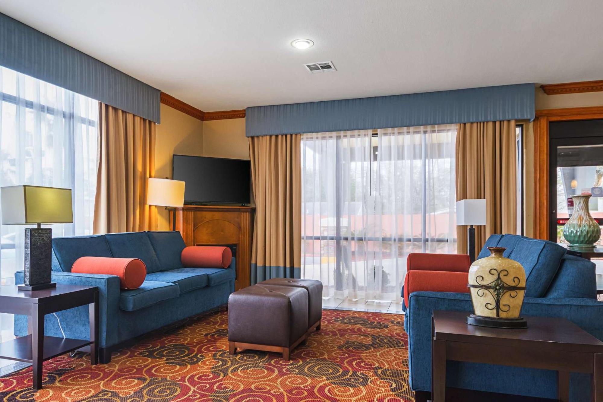 Comfort Suites Lake Charles Exterior photo